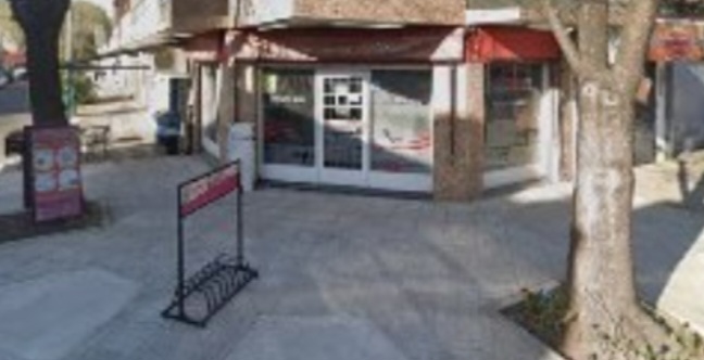 Fachada de Peluquería Natalia Luca en Ciudadela, estilo boutique con iluminación cálida