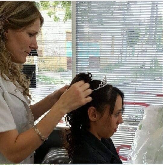 Trabajo de coloración balayage rubio ceniza con ondas suaves