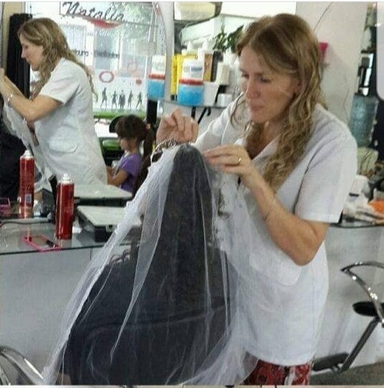 Peinado recogido elegante para novia con accesorios delicados
