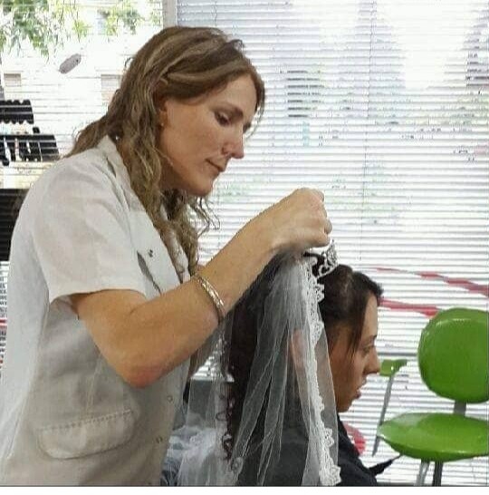 Corte bob moderno con textura y movimiento en cabello castaño
