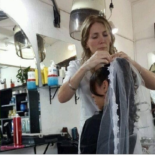 Cabello largo con tratamiento de nutrición profunda y brillo espejo